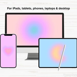 Op de afbeelding: Drie digitale apparaten die abstracte gradi&euml;ntachtergronden weergeven. Een desktopcomputer met een roze en blauwe gradi&euml;nt, een tablet met een blauwe gradi&euml;nt en een telefoon met een roze gradi&euml;nt. De tekst "For iPads, tablets, phones, laptops & desktop" staat bovenaan de afbeelding.