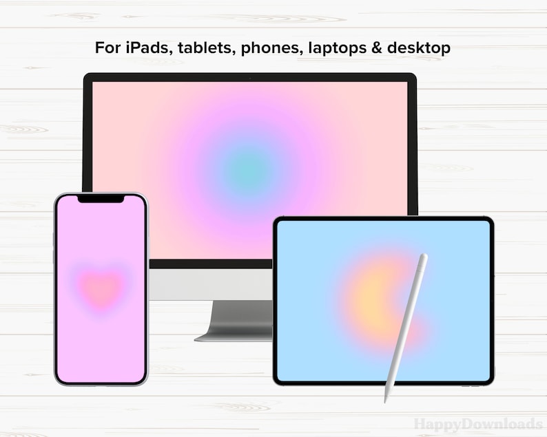 Op de afbeelding: Drie digitale apparaten die abstracte gradi&euml;ntachtergronden weergeven. Een desktopcomputer met een roze en blauwe gradi&euml;nt, een tablet met een blauwe gradi&euml;nt en een telefoon met een roze gradi&euml;nt. De tekst "For iPads, tablets, phones, laptops & desktop" staat bovenaan de afbeelding.