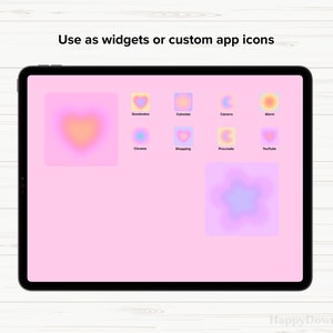Op de afbeelding: Een tabletscherm met een roze achtergrond waarop kleurrijke gradi&euml;nticons te zien zijn voor apps zoals Goodnotes, Agenda, Camera, Alarm, Chrome, Winkelen, Procreate en YouTube. De tekst "Gebruik als widgets of aangepaste app-pictogrammen" staat bovenaan het scherm.