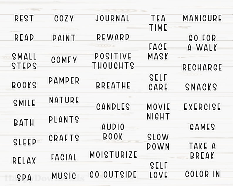 Puede incluir: Una lista de palabras de autocuidado y relajaci&oacute;n en fuente negra, manuscrita, sobre un fondo blanco con vetas de madera. Las palabras incluyen "Rest", "Cozy", "Journal", "Tea Time", "Manicure", "Read", "Paint" y "Reward".