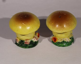 Vintage Mushroom Salt and Pepper Shakers Set - Charming Retro Kitchen Décor from Japan