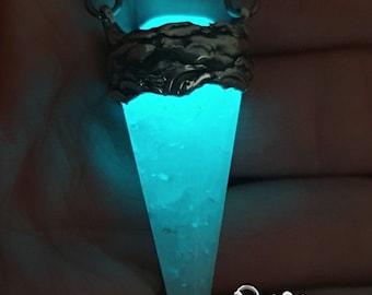 Quartz pendant,Glow stone necklace,healing pendant,Glowing pendant,chakra pendant,Glow in the dark,Glowing necklace,Halloween pendant