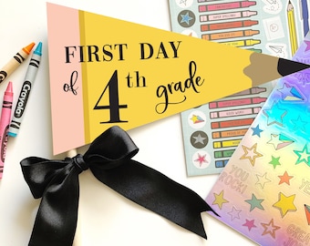 Może przedstawiać: Żółty znak w kształcie ołówka z napisem "FIRST DAY of 4th grade" i czarną kokardą. Znakowi towarzyszą kolorowe naklejki i kredki, idealne na uroczystości z okazji powrotu do szkoły.