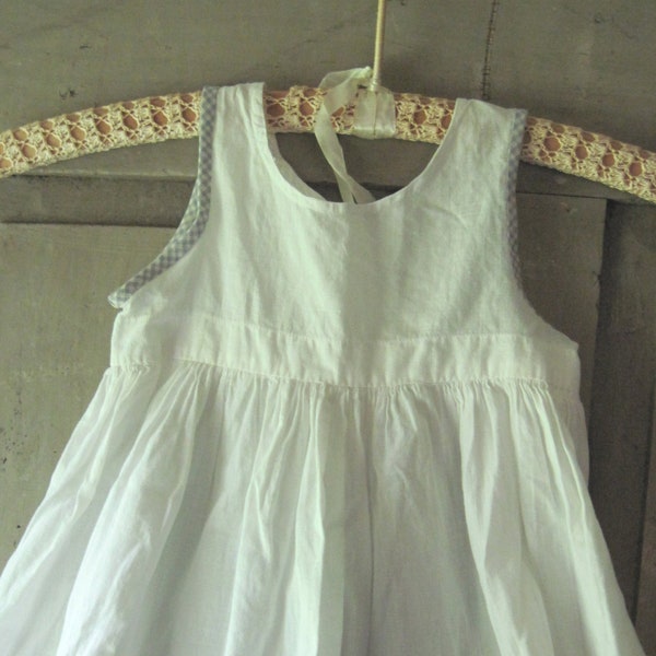 Antico cotone bianco Vintage baby Slip con percalle blu Trim MOP pulsanti senza maniche abito c1920