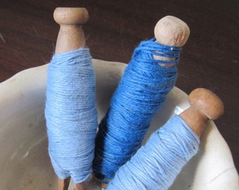 Schattierungen von blauen Baumwollschnur auf antiken Wäscheklammern Schale Füllstoff--Lot von 3