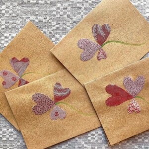 Conjunto de 4 cartões feitos à mão em tecido antigo, coração, flores, haste aquarela