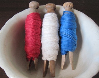 Rot weiß und blau Baumwollschnur auf antiken Wäscheklammern--Lot von 3--Bowl Füllstoff