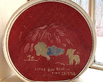 valise ronde en carton vintage Little Boy Blue Tiny Tripper c1950