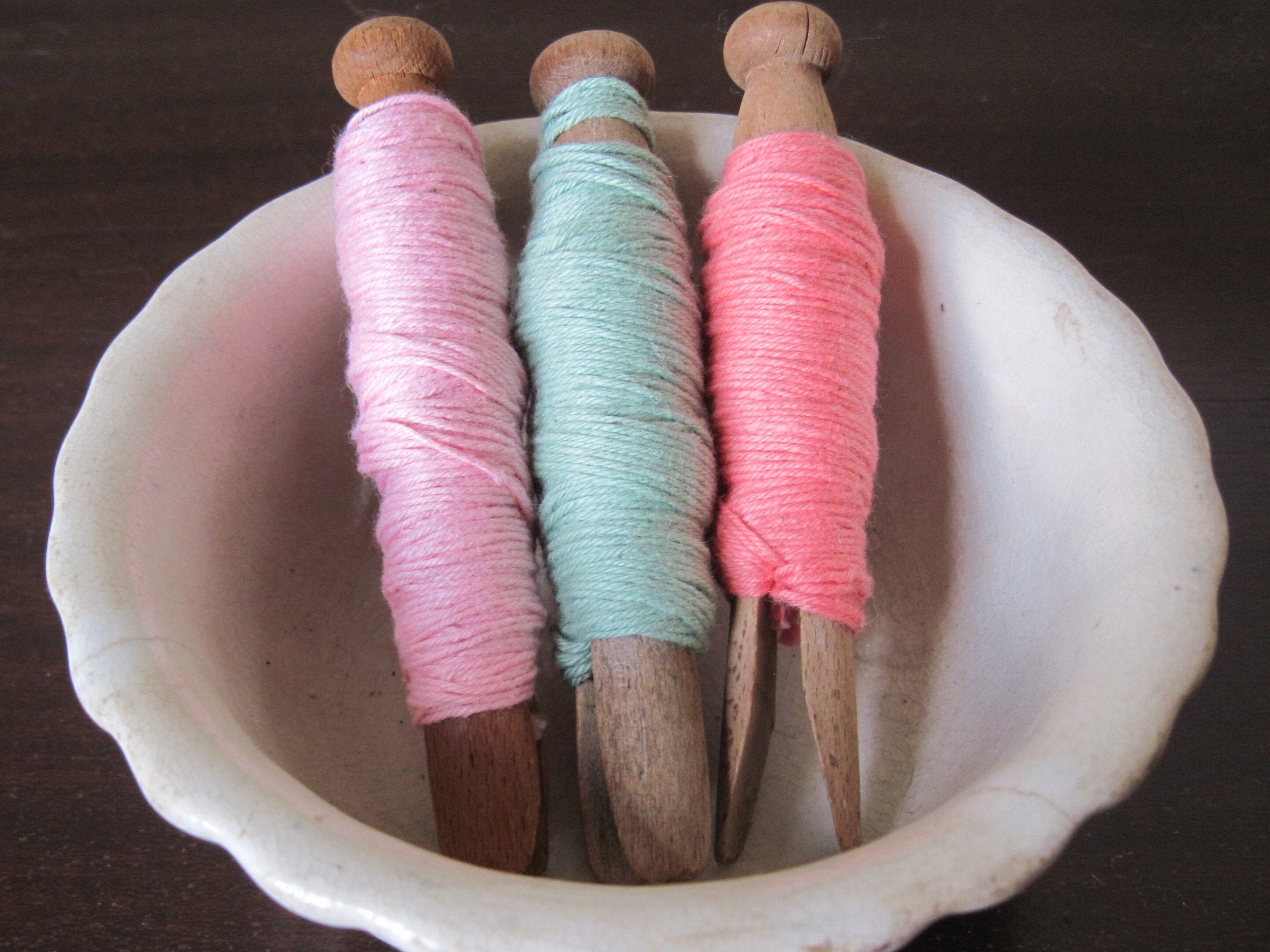 Pastell-Baumwoll-String auf antiken Wäscheklammern--Lot von 3--Bowl Füllstoffe