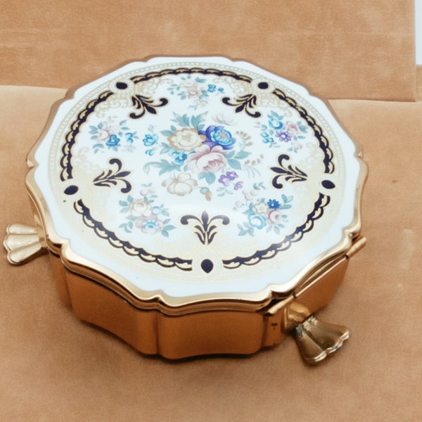 Vintage Stratton Jewellery Box Trinket box 3 Footed Goldtone With White Enamel Floral Chintz pattern Hinged Lid,