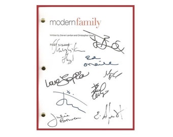 Modern Family TV Pilot Script Signature Autograph Ed O'Neill, Sofia Vergara, Julie Bowen, Ty Burrell, Ariel Winter