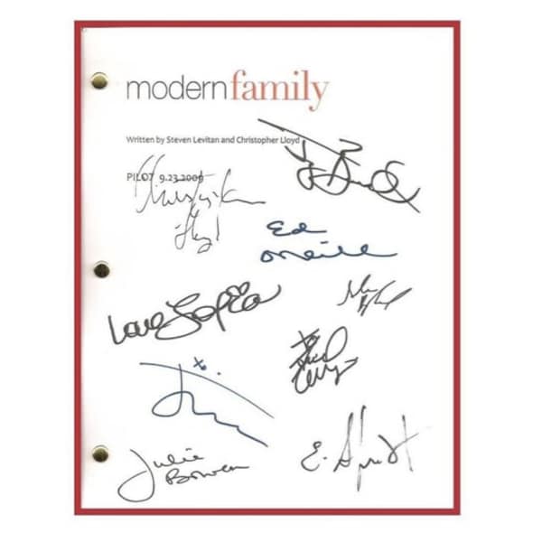 Modern Family TV Pilot Script Signature Autograph Ed O'Neill, Sofia Vergara, Julie Bowen, Ty Burrell, Ariel Winter