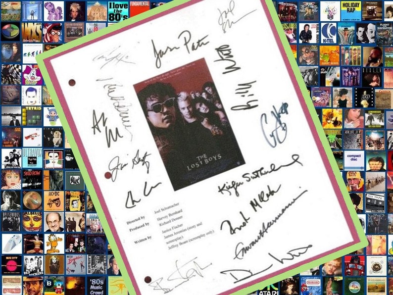 Puede incluir: Una hoja de papel blanca con un p&oacute;ster de pel&iacute;cula para la pel&iacute;cula "The Lost Boys" y varias firmas en tinta negra. Las firmas incluyen "Jan-Peter", "Kiefer Sutherland", "Joel Mchale" y "Corey Feldman".