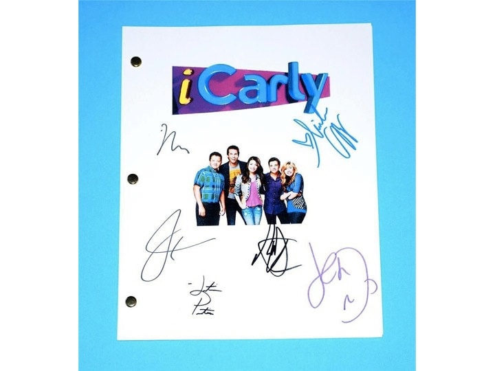 Icarly iomg Episode TV Script Autographed Miranda Cosgrove