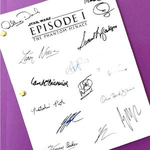 Guión de la película La amenaza fantasma de Star Wars firmado por Liam Neeson, Anthony Daniels, Natalie Portman, Ewan McGregor, Frank Oz e Ian McDiarmid