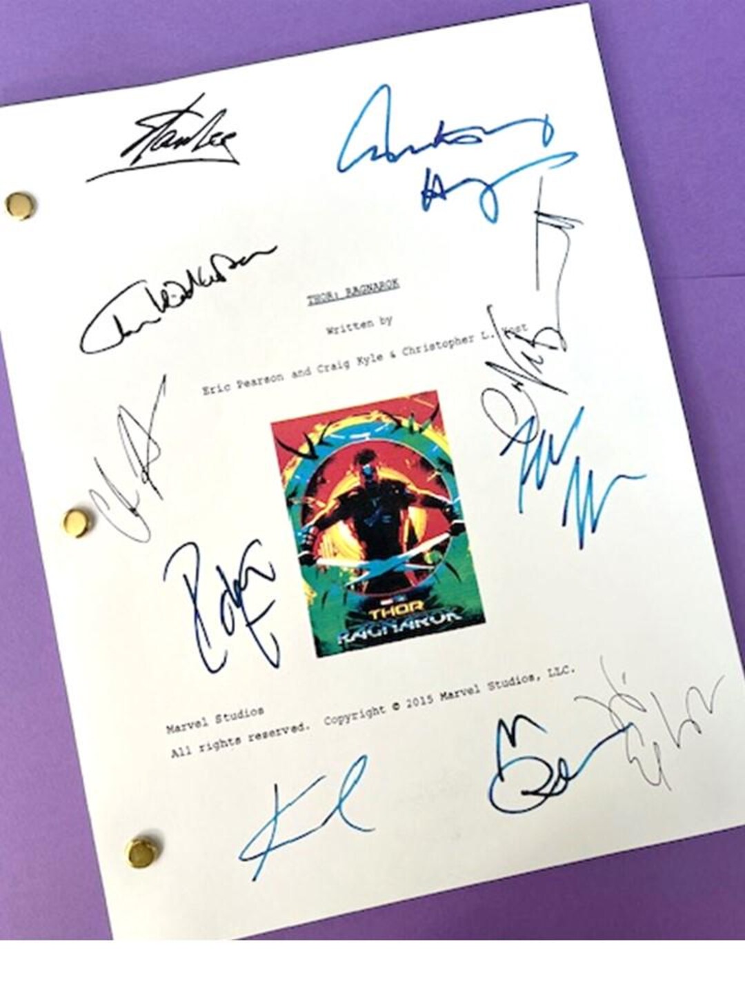Script Hiddles Thor Ragnarok Movie Script Signed Chris Hemsworth, Tom Hiddleston ...