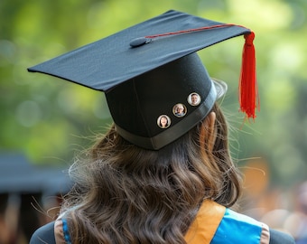 Épinglette photo commémorative en or pour bonnets et robes de fin d'études - Gardez vos proches près de vous le jour de la remise des diplômes