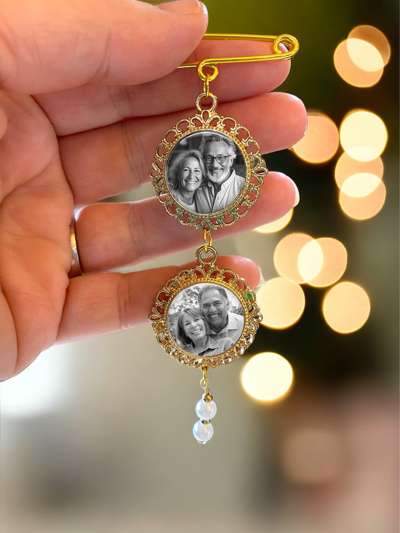 Personalized bridal bouquet charm in gold with photo