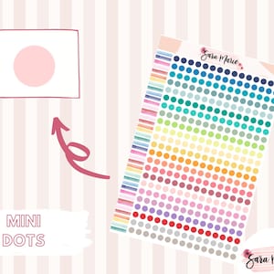 Puede incluir: Una hoja de pegatinas de puntos mini de colores. La hoja está dividida en filas de puntos de diferentes colores. Los puntos están dispuestos en un patrón de arcoíris. La hoja está etiquetada como "Sara Marie Stickers".
