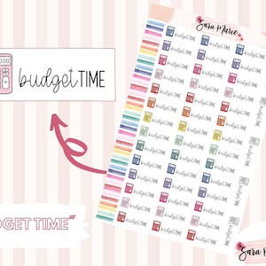 Pode incluir: Uma folha de adesivos coloridos com uma calculadora com o texto "budget TIME" em cada adesivo. Os adesivos são projetados para uso em um planejador ou diário.