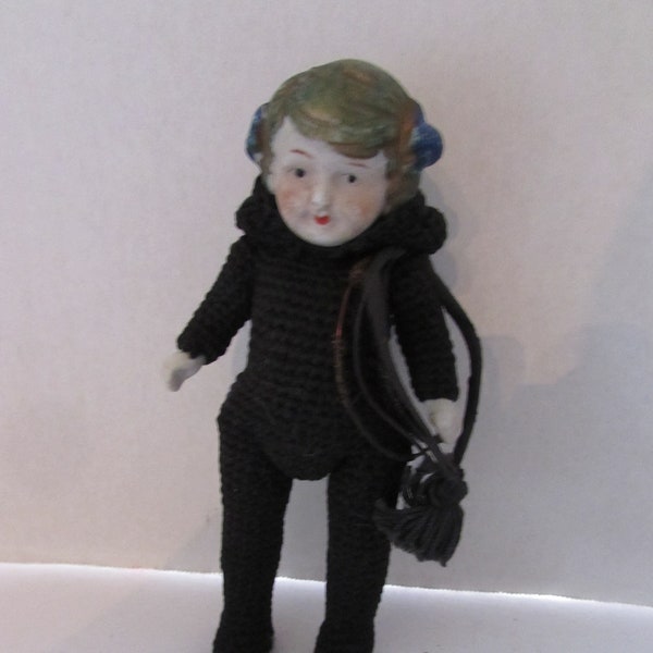 Muñeca antigua Bisque Doll Chimney Sweep Black Crochet Outfit Painted Features Coiled Rope Vintage Dolls Early 20th Century