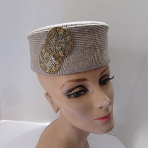 Chapeau vintage style boîte à pilules en forme de houblon Look ajusté Dolly à carreaux marron clair Chapeau d&#39;automne original Chapeau d&#39;hiver Médaillons métalliques
