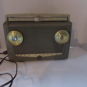 SPRZEDAŻ Radio Vintage 1970 Era RCA Victor Avocado Green Plug In Radio