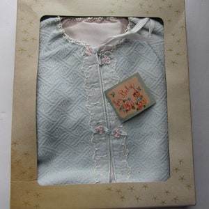Cadeau pour bébé Cadeau vintage Veste de lit pour bébé Bleu poudre Orlon Couverture en tricot assortie Carte-cadeau originale Boîte d'origine telle que trouvée