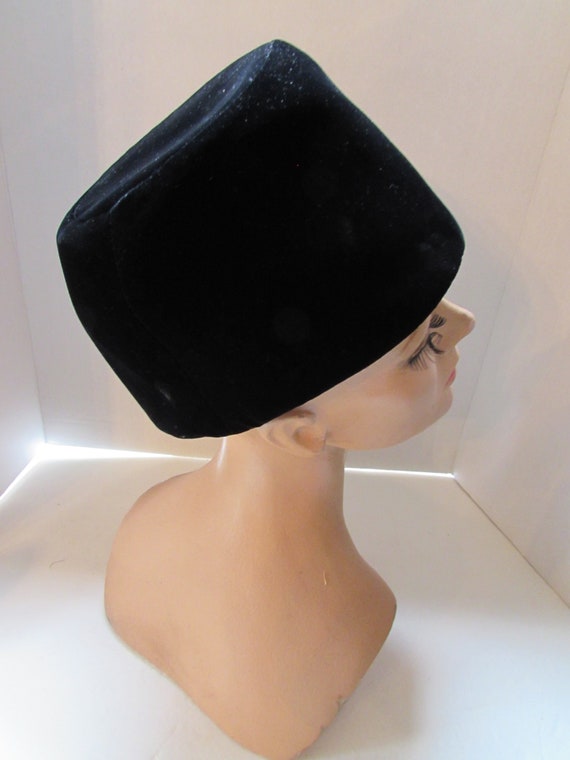 Mid Century Hat Black Velvet Toque Style Cloche S… - image 4