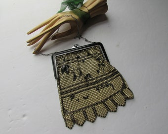 Portemonnaie aus Stroh im Retro-Stil im Stil der 1920er Ära aus Stroh Gelb Schwarze Blätter Muschel Silberfarbener Verschluss