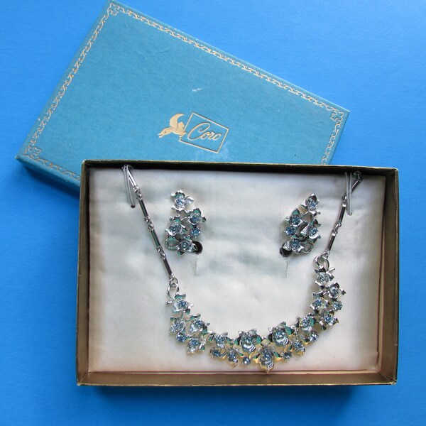 Ausverkauf! Coro Schmuck Set Coro Halskette Coro Pegasus Ohrringe Coro Original Box Eisblau Strass Silber Ton Juwelen Vintage-Schmuck