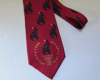 Olympische Spelen Atlanta 1996 Unisex stropdas Perry Ellis Amerikaanse Olympische Spelen Made in USA Cranberry Red Navy Flames All Silk
