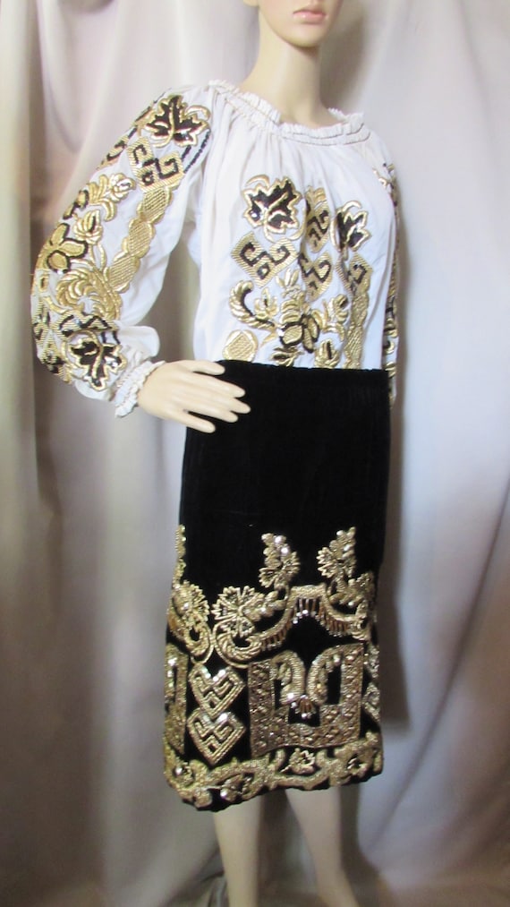 Ethnic Style Peasant Blouse Black Velvet Skirt Hea
