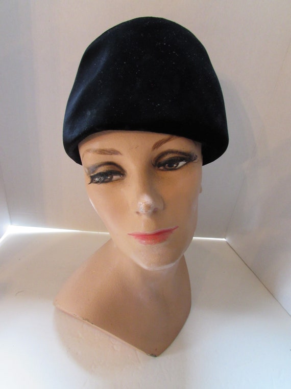 Mid Century Hat Black Velvet Toque Style Cloche S… - image 3
