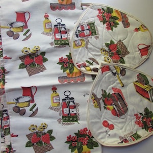 Ropa de cocina con estilo de los años 50: mantel, agarraderas y utensilios de cocina con temática de frutas.