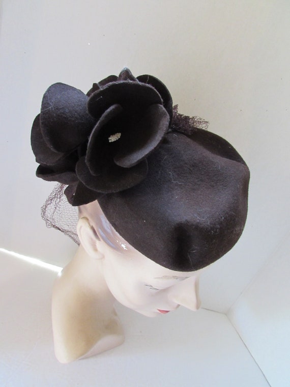 Vintage Hat 1940 Style Brown Felt Felt Flower Clu… - image 3