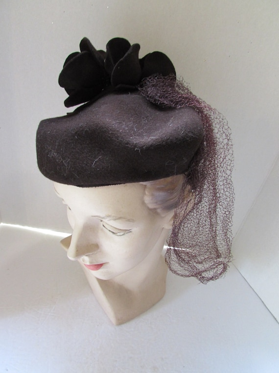 Vintage Hat 1940 Style Brown Felt Felt Flower Clu… - image 1