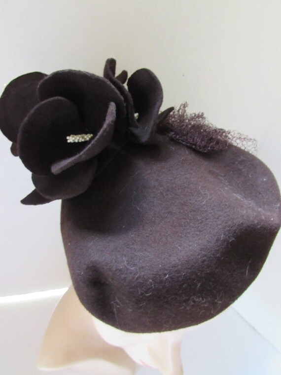 Vintage Hat 1940 Style Brown Felt Felt Flower Clu… - image 7
