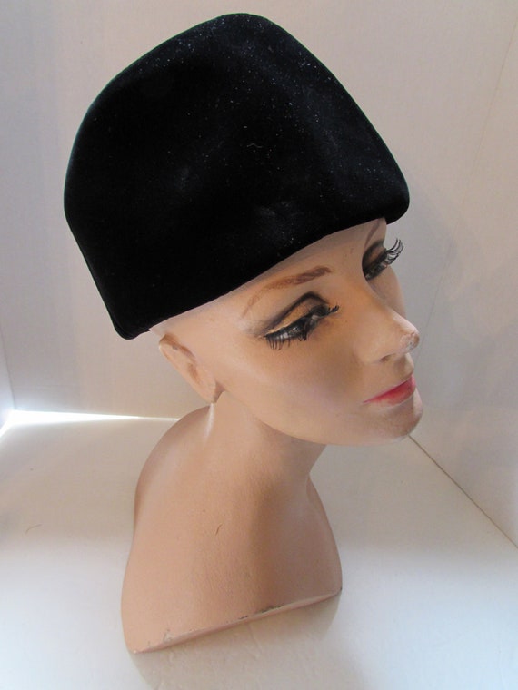 Mid Century Hat Black Velvet Toque Style Cloche S… - image 1