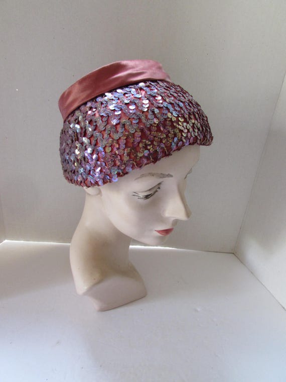 OUTSTANDING 1950s\' COCKTAIL HAT COVERED IN IRIDESCENT PINK SEQUINS Vintage 1950 main image 2