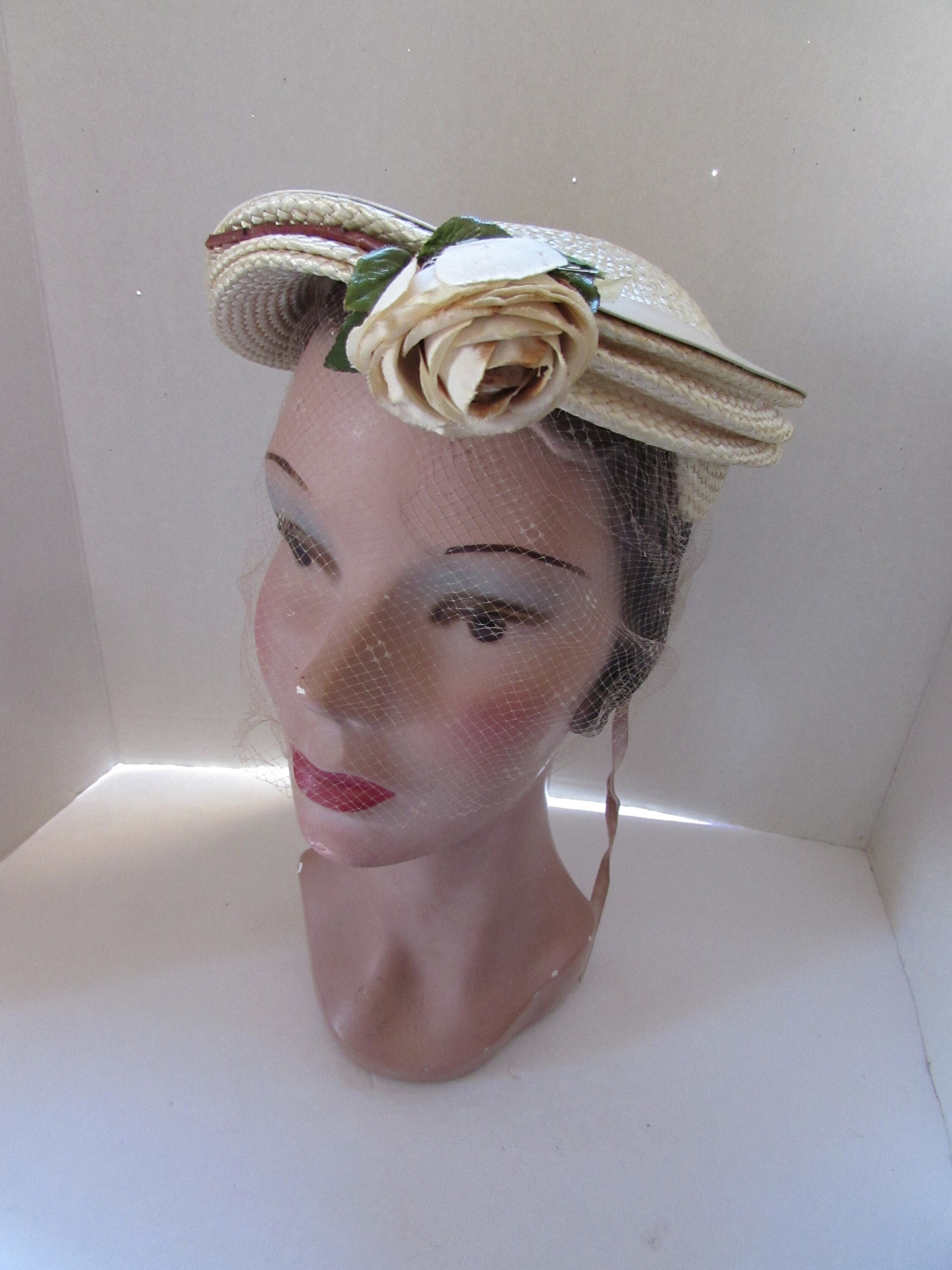 ATTRACTIVE 1950s\' PALE GOLD STRAW JULIET  CAP WITH MATCHING FABRIC FLOWERS Vintage 1950 main image 3