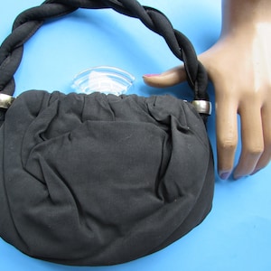 VENTA Monedero vintage estilo años 40, color negro, con forma de bolsa de faille, asa superior, cierre de lucita transparente, asa trenzada, accesorios vintage