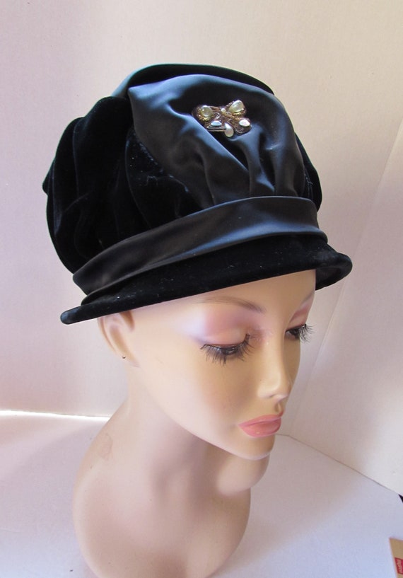 Vintage Hat 1960 Era Black Velvet Black Satin Bouffant Style  display picture 1
