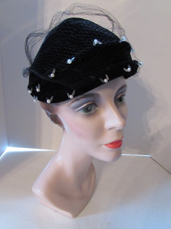Black Velvet Hat Mid Century Style Faux Pearl Trim Baguette  display picture 1