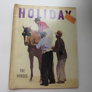 Puede incluir: Portada de la revista vintage "Holiday" con una pintura de un jinete a caballo, con dos hombres asistiendo. El título de la revista es en morado, con el texto "THE HORSES" debajo de la imagen. Una etiqueta naranja está adjunta.