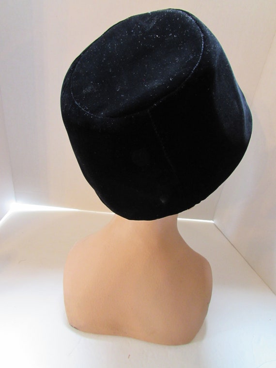Mid Century Hat Black Velvet Toque Style Cloche S… - image 5