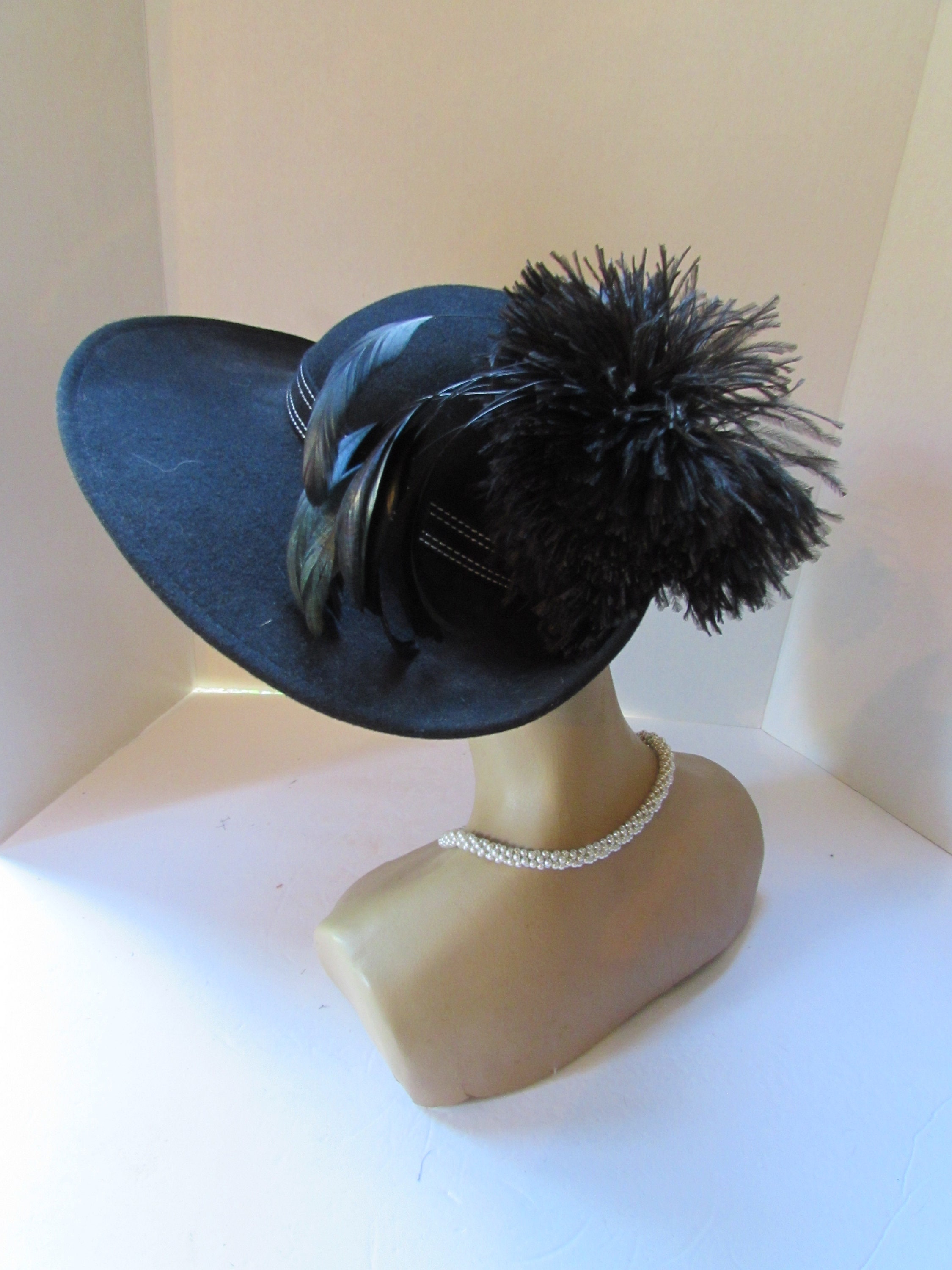 Black Felt Hat Wide Brim Upturned Brim Ostrich Feather Coq  display picture 1