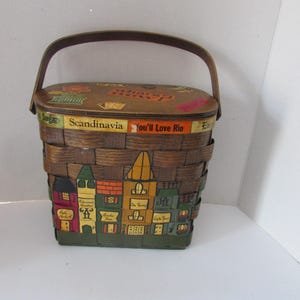Torebka Caro Nan w stylu koszyka Torebka z epoki 1960 r. Malowana symbolami decoupage'u Main Street 1967 Penny Ozark Center Ella Thomas Mountain Home
