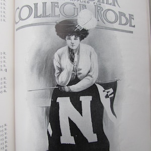 Puede incluir: Una imagen en blanco y negro de una mujer con un sombrero y una bata de punto con una gran "N" blanca en la parte delantera. El texto "The Fleisher College Robe Patent Applied For" está en la parte superior de la imagen.