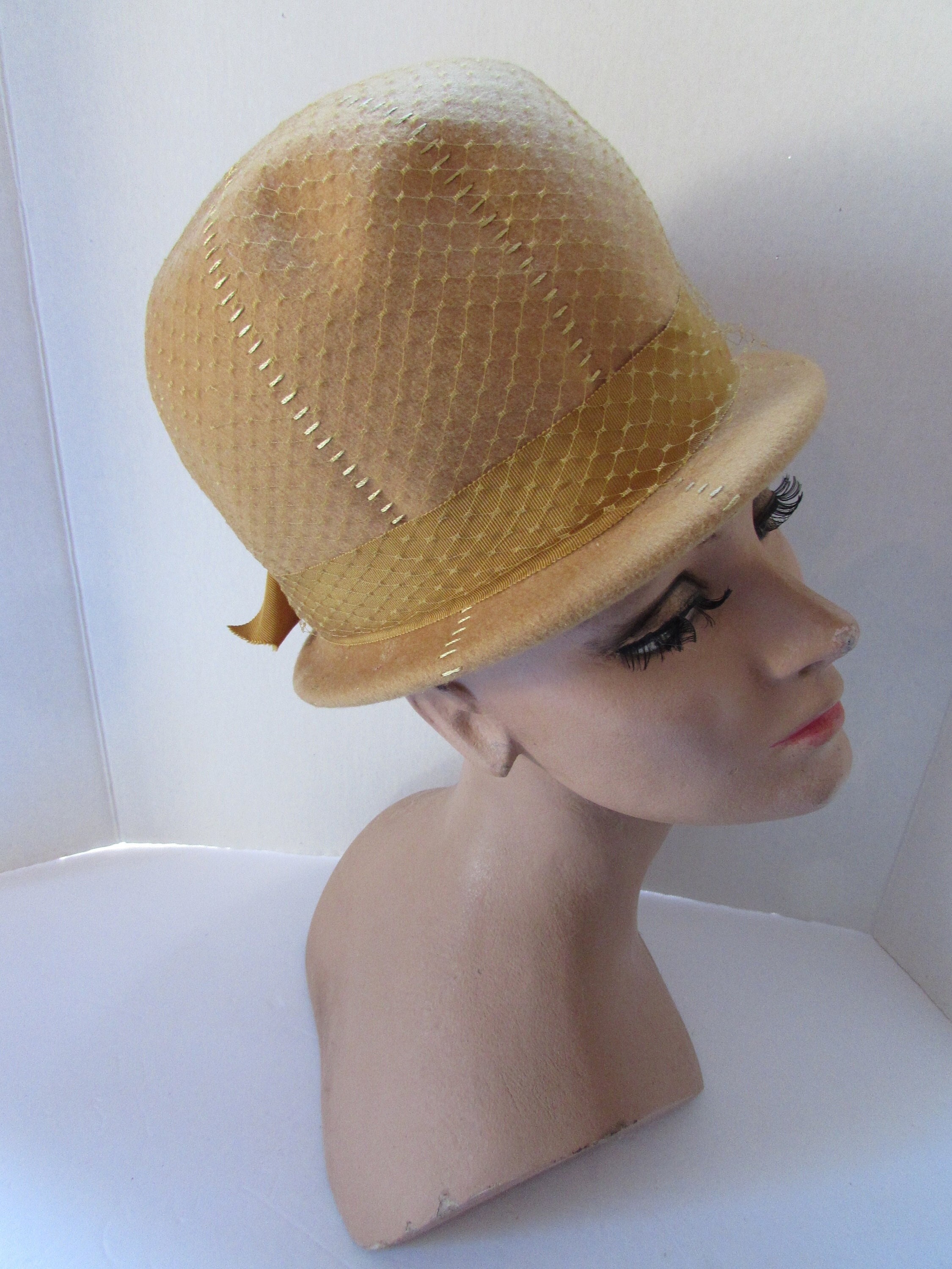 Vintage Hat Helmet Style Mid Century Design Mustard Tone  display picture 1